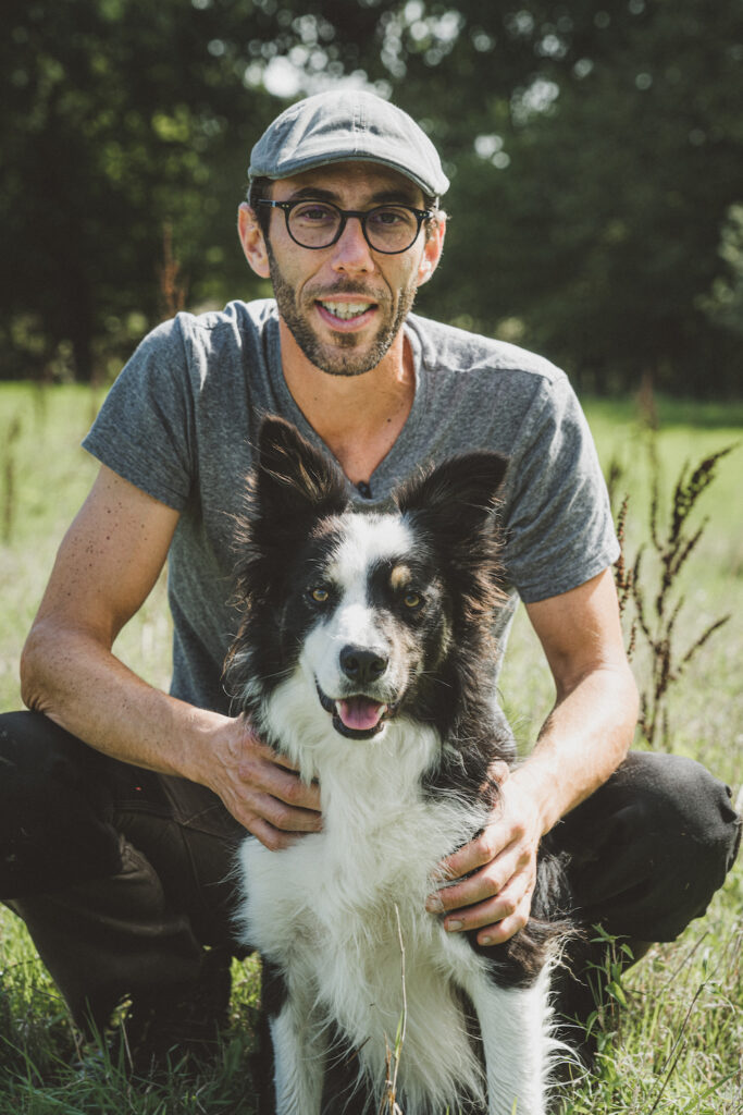 Nicolas Lefebure, éleveur de Ouessant et de Belle-Île, et son Border Collie, Houat